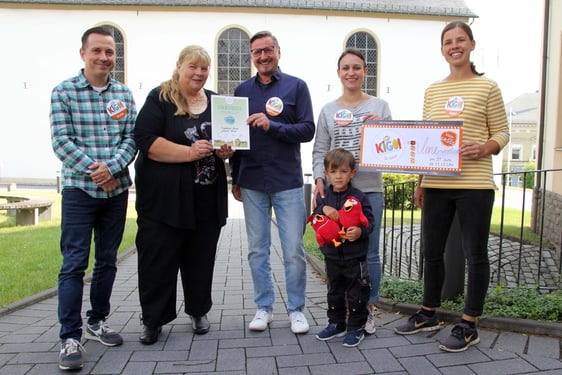 Karsten Drescher (3.v.l.) nimmt aus den Händen von Heike Teichert (2.v.l.) die Spendenurkunde über 1000 Euro entgegen. Mit dabei sind Sven Buchberger (links), Katrin Buchberger (4.v.l.), Anne-Kathrin Brefka (rechts) und Philipp Buchberger (vorne). (Foto: Björn Othlinghaus)
