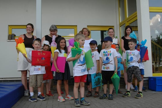 Ein letztes Mal sangen die angehenden Schüler gemeinsam ein Abschiedslied vor der Heedfelder Kita. Nach den Sommerferien fängt für sie ein ganz neuer und spannender Lebensabschnitt an. (Foto: Frank Laudien)