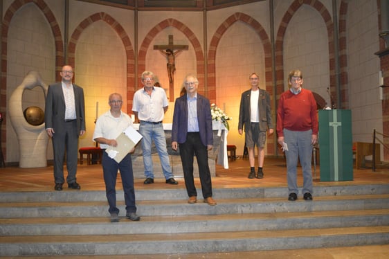 Verschiedene Verbände und Kirchen haben den Abend miteinander veranstaltet (ganz l. Dr. Christof Grote als Vertreter des Kirchenkreises Lüdenscheid-Plettenberg, vierter v. l. Dr. Wolfgang Kessler). (Foto: Iris Kannenberg)