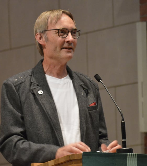 Pfarrer Roser, Pastor der Medardus-Kirche begrüßte die Anwesenden, die trotz EM-Spiel am Vortragsabend teilnahmen. (Foto: Iris Kannenberg)