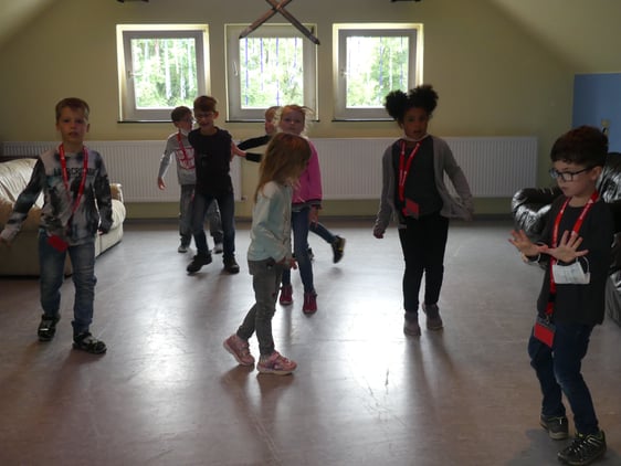 Der Start der CVJM-Sommerferienaktionen bildete ein Bewegungsspiel für die Kinder beim CVJM Lüdenscheid-West im Jugendheim Mathildenstraße. (Foto: Ingrid Weiland)