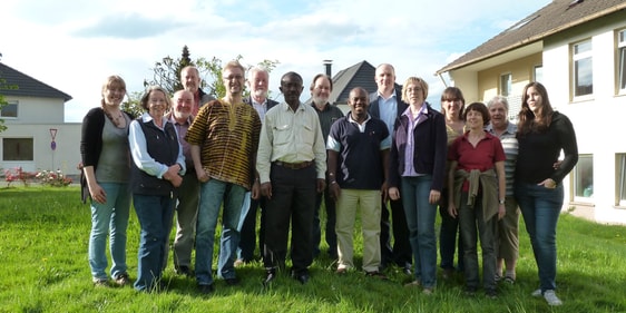 Gertraude Fenner (3.v.r.) mit afrikanischen Gästen und Mitgliedern des Weltdienst-Arbeitskreises des CVJM -Kreisverbandes Lüdenscheid. (Foto: Ingrid Weiland)