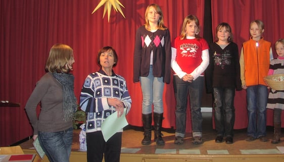 Getraude Fenner (vorn 2.v.l.) leitete rund 30 Jahre die Mädchenjungschar des CVJM Hülscheid-Heedfeld. (Foto: Ingrid Weiland)