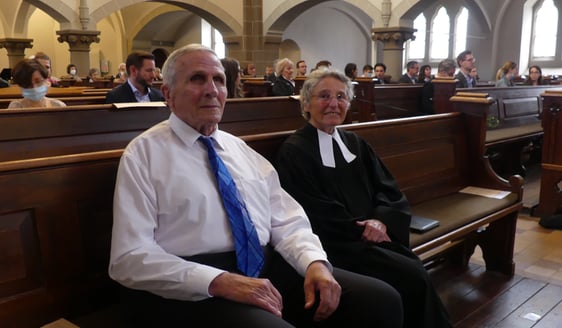 Gerhard Henrich, der die 2. diesjährige Sommerpredigt in der Christuskirche hielt, und Pfarrerin Bärbel Wilde(r.), die für die Liturgie zuständig war. (Foto: Ingrid Weiland)