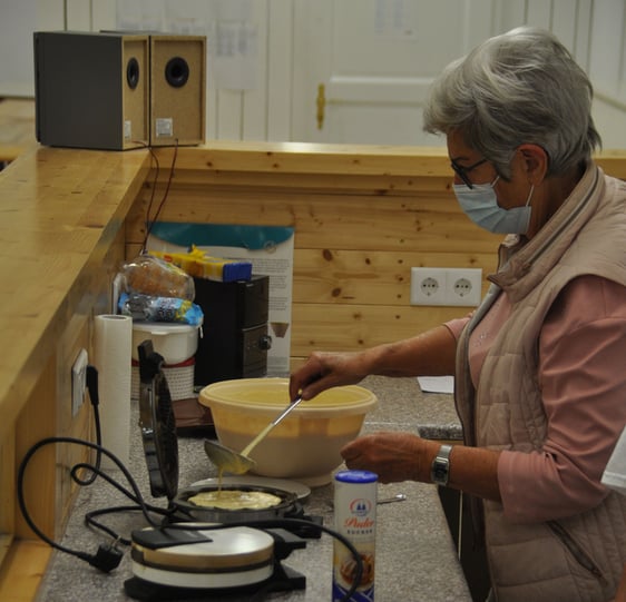 Jutta Duncker bereitet die ersten Waffeln nach der Zwangspause vor. (Foto: Karl-Herrmann Ernst)