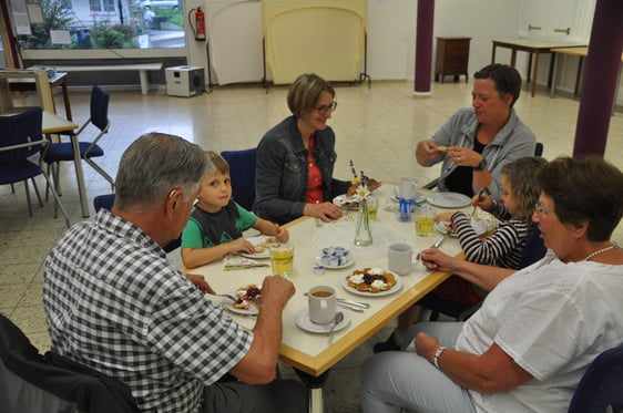 Dass auch bei Corona-bedingter Hygienevorschrift ein Besuch im Waffelcafé für Groß und Klein immer lohnt, zeigte der Erfolg mit den ersten Besucher nach einem Jahr. Hier eine Großfamilie, die spontan die Chance auf frische Waffeln nutzte. (Foto: Karl-Herrmann Ernst)
