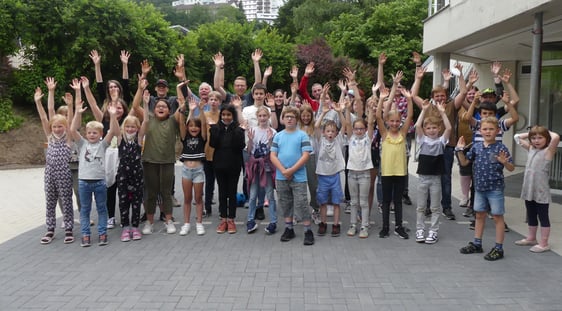 Der Start der zweiten Sommeraktionswoche in der CVJM Kinder- und Jugendfreizeitstätte Rathmecke-Dickenberg: Den Kindern machte es viel Spaß, das frisch restaurierte Spielfeld wieder für Spiele aller Art in Beschlag nehmen zu können. (Foto: Ingrid Weiland)