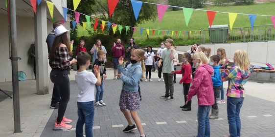 Bei den Tanzspielen auf dem frischrestaurieren Spielfeld der CVJM Kinder- und Jugendfreizeitstätte Rathmecke-Dickenberg konnten die Kinder sich mit Freude austoben. (Foto: Ingrid Weiland)