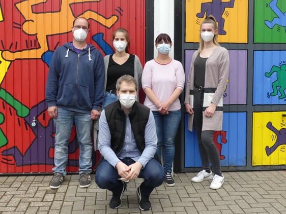 Christofer Thimm (v.l.n.r.), Ronja Osterland (CVJM Brügge), Mona Sternberg (CVJM Kinder- und Jugendfreizeitstätte „Audrey’s), Katharina Vrouftsis (CVJM Kinder- und Jugendfreizeitstätte Rathmecke-Dickenberg) und vorn Sören Meyer (CVJM Lüdenscheid-West) haben zusammen mit zahlreichen weiteren Mitarbeitern die Sommerferienwochen vorbereitet und durchgeführt. (Foto: Ingrid Weiland)
