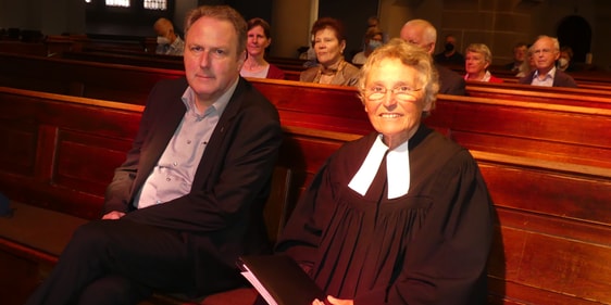 Prof. Rüdiger Noelle (neben Pfarrerin Bärbel Wilde) hielt am Sonntag die letzte Ansprache in der diesjährigen Sommerpredigtreihe der Christuskirchengemeinde. (Foto: Ingrid Weiland)