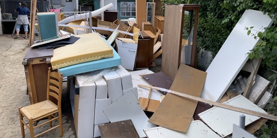 Die Möbelbörse des Diakonischen Werks in Plettenberg wurde von der Hochwasser-Katastrophe schwer getroffen. Das Gebäude hat weitreichende Schäden erlitten und nahezu die komplette Inneneinrichtung und Waren sind nach dem Hochwasser unbrauchbar und müssen entsorgt werden (Foto: EKKLP)