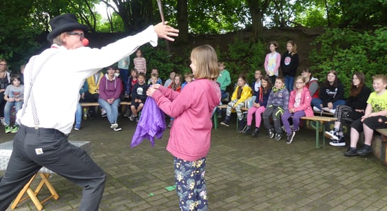 Besonders viel Spaß hatten die Kinder an den Nummern, in die einige von ihnen einbezogen wurden. (Foto: Ingrid Weiland)