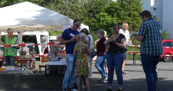 Dank des guten Essens, die teilweise gespendet wurden, und des sonnigen Wetters ließen sich viele einladen – zum Essen und zum Spenden für die Opfer des Hochwassers. (Foto: Ingrid Weiland)