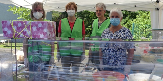 Eines der Teams, die an diesem im Einsatz waren kümmerte sich um die Salate beim Benefizessen. Heidrun Schlootz (2.v.l.) war die Idee zu einer Einladung zu dem Benefizessen gekommen. (Foto: Ingrid Weiland)