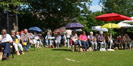 Der Open-Air Seniorengottesdienst fand im Garten des Gemeindezentrums Brügge-Lösenbach statt. (Foto: Ingrid Weiland)