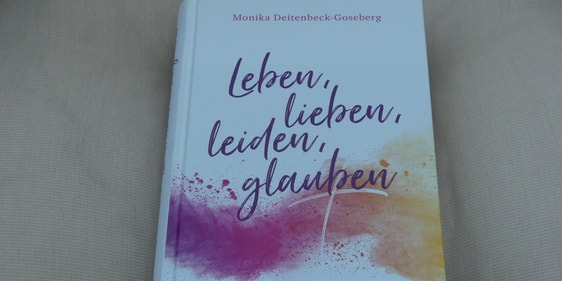 „leben, lieben, leiden, glauben“, die posthum erschienen Botschaften, die bleiben, von Monika Deitenbeck-Goseberg wurden von ihrem Mann dem Verlag zur Verfügung gestellt. Es ist ein Lesebuch zu ihrem Lebenswerk. (Foto: Ingrid Weiland)