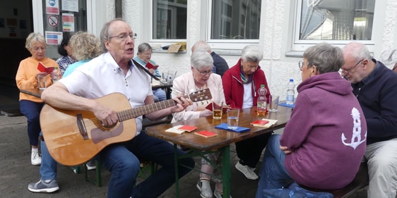 Beim ersten Präsenz-Treffen des Bibelkreises des CVJM Lüdenscheid-West nach langer Corona-Pause wurde die Gemeinschaft unter anderem durch ein „Mundorgel-Singen“ gepflegt und für die „Hochwasserhilfe CVJM Hagen“ gespendet. (Foto: Ingrid Weiland)