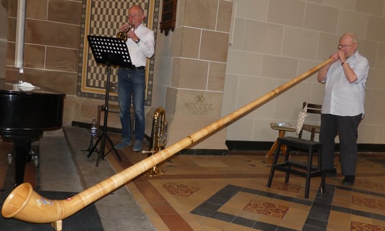 Rolf Moos (Alphorn) und Wolfgang Kimpel (Trompete bzw. Eufonium) berührten und begeisterten beim Monatsschlussgottesdienst in der Christuskirche. (Foto: Ingrid Weiland)