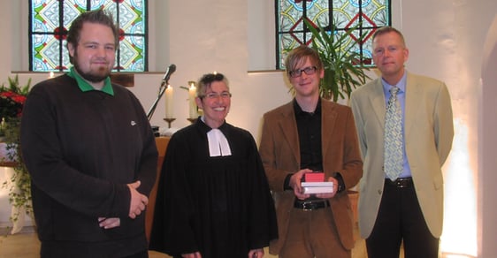 Vor 12 Jahren wurde Daniel Scharf (2.v.r.) als erster hauptamtlicher Jugendreferent von Pfarrerin Monika Deitenbeck-Goseberg (3.v.r.) und Presbyter Michael Knechtel (r. außen) und Steffen Wagner (l. außen) eingeführt. (Foto: Ingrid Weiland)