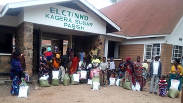 Flutopfer in der Gemeinde Kagera Sugar empfangen Nothilfe