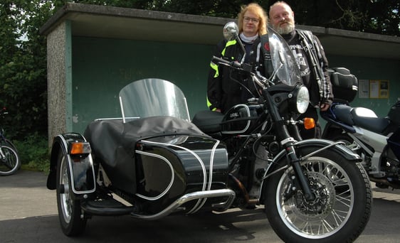 Sabine Lang und Volker Rath kommen extra aus Duisburg zum Motorradgottesdienst nach Schwenke gereist. Die beiden sind Mitglieder der "Flying Angels" und der "Holy Riders" und kommen gerne mit anderen Motorradfahrern über Gott und die Welt ins Gespräch. (Foto: Frank Laudien)