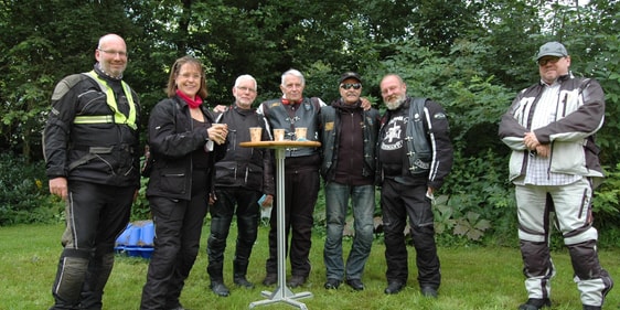 Über 60 Biker machten sich am Sonntag wieder auf den Weg nach Schwenke, um dort gemeinsam den Gottesdienst zu feiern, Bratwurst zu essen und natürlich über ihr liebstes Hobby, die Motorräder, zu quatschen. (Foto: Frank Laudien)