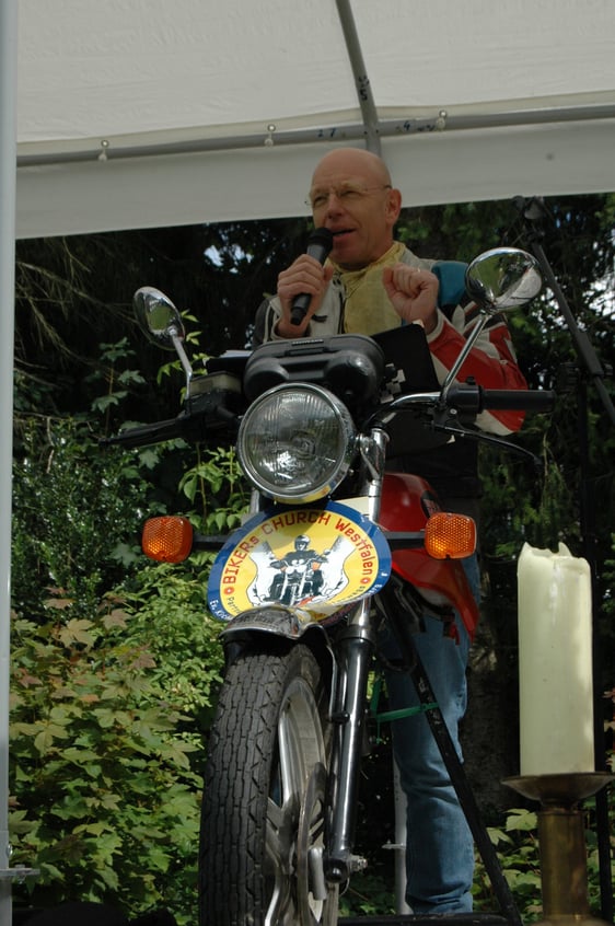Motor-Pfarrer Frank Rüter ging in seiner Predigt diesmal auf das Thema Sicherheit ein. Das ist nicht nur in Bezug auf Pandemie und Flutkatastrophe aktuell, sondern auch bei der Fahrt mit dem Motorrad. (Foto: Frank Laudien)
