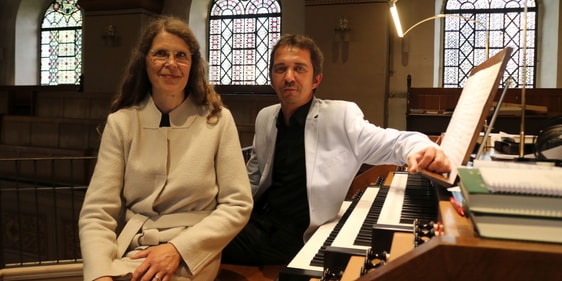 Mezzosopranistin Dagmar Linde und Kreiskantor Dmitri Grigoriev an der Orgel gestalteten die musikalische Vesper in der Erlöserkirche, bei der Spenden für Flutopfer in der Region gesammelt wurden. (Foto: Bettina Görlitzer)