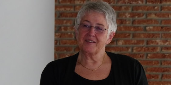 Evelyn Rosewich hat zusammen mit weiteren Autorinnen und Autoren – unter anderem aus Lüdenscheid – das Buch „Kraftquellen – Entdeckungsreise zu den eigenen Quellen“ verfasst und herausgegeben. (Foto: Ingrid Weiland)