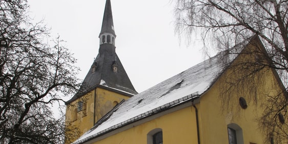 Als Wahrzeichen des Dorfes gilt seit jeher die altehrwürdige Servatiuskirche. Möglicherweise an die 1000 Jahre alt sind ihre Grundmauern. Ihren heutigen Turm mit dem barocken Helm erhielt das Gotteshaus im Jahre 1897, also kurz vor Beginn des 20. Jahrhunderts. (Foto: Rainer Crummenerl)