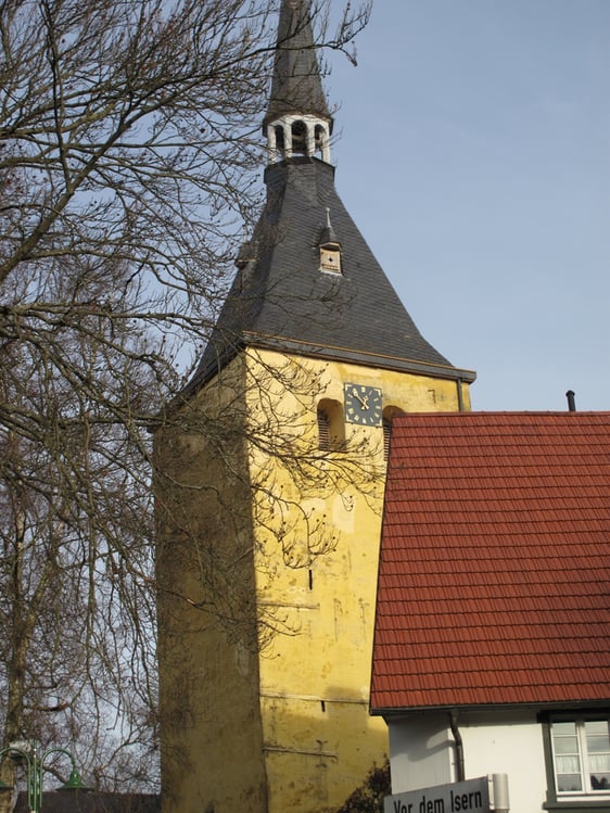 Im Jahre 1768, so sagt es die eiserne Inschrift an der dem Dorf zugewandten Seite des Kirchenschiffes, wurde das Kirchenschiff neu errichtet. Wie die meisten Häuser im Dorf, so war auch die Servatiuskirche größtenteils zwei Jahre zuvor dem verheerenden Dorfbrand zum Opfer gefallen. (Foto: Rainer Crummenerl)