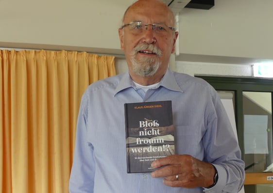 Mit seinem neuen Buch „Bloß nicht fromm werden!? – 33 überraschende Entdeckungen über Gott und die Welt“ will Klaus Jürgen Diehl Neugier auf die biblische Botschaft wecken nicht nur bei Glaubenden, sondern auch bei Kritikern und Skeptikern. (Foto: Ingrid Weiland)