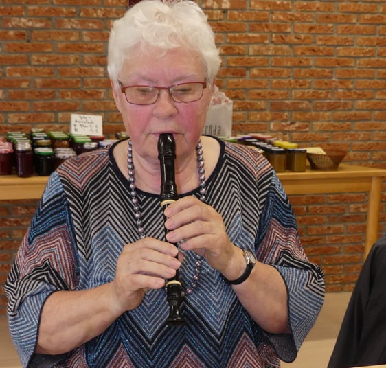 Mit Brunhilde Mehr, Leiterin der „Frauen in der Christuskirchengemeinde“, erlebten die Frauen einen interessanten Mozart-Nachmittag. (Foto: Ingrid Weiland)