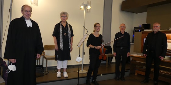 Pfarrer i. R. Martin Kämper (Ansprache)(v.l.n.r.), Monika Blach (Lesungen), Raphaela Menzner (Violine), Klaus Anderseck (Bass) und Reinhard Derdak (Klavier und Orgel) machten den musikalischen Abendgottesdienst in der Johanneskirche am Samstag zu einem echten Erlebnis. (Foto: Ingrid Weiland)