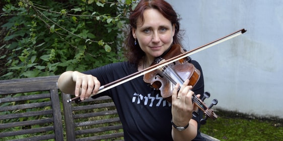 Birte Lindtstaedt engagiert sich mit ihrer Geige für jüdisches Leben in Deutschland und gegen das Vergessen. (Foto: Iris Kannenberg)