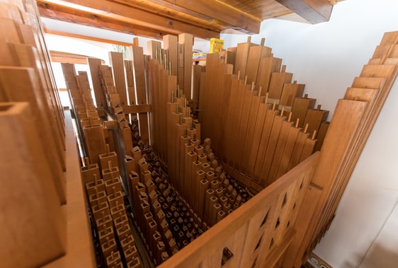 Dass es eine hauseigene Orgel gibt, überrascht nicht, da doch der Hausherr orgelbauender Pastor ist. (Foto: Martin Büdenbender)