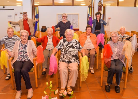 Gruppenbild bei einer Sitztanz-Übung im Liborius-Seniorenhaus. In der Bildmitte hinten Renate Biecker-Klaas, links Walter Müller vom Seniorenrat. Alle Personen auf dem Bild sind geimpft.