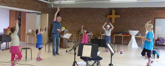 Spielerisch leitet Wolfgang Kimpel die Kinder bei den Aktionen an. (Foto: Ingrid Weiland)