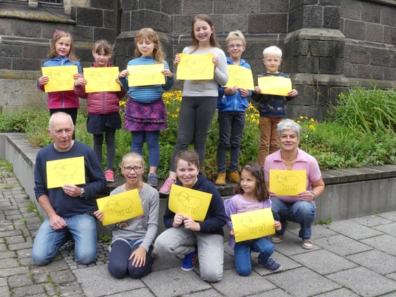 Die Kinder, die an der Kindermusikwoche teilgenommen haben, mit Kantor Wolfgang Kimpel und Küsterin Petra König. Die Schäfchen symbolisieren die Geschichte von David aus dem Alten Testament, der den Aufstieg vom Schafhirten zum Königsthron schaffte. (Foto: Ingrid Weiland)
