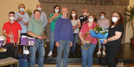 Axel Rasch (Mitte vorn) wurde für seine 40-jährige ehrenamtliche Tätigkeit als Leiter des Posaunenchores „JoBrass“ der Johanneskirche durch Gemeindepfarrerin Ramona Winkler-Rudzio (vorne rechts) geehrt. (Foto: Ingrid Weiland)
