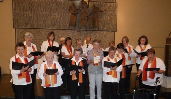 Die von Axel Rasch zum 50-jährigen Bestehen der Johanneskirche komponierten Festmusik „Die Speisung der 5000“ wurde im Juni 2012 aufgeführt. Im Hintergrund ist das bronzene Wandrelief im Altarraum zu sehen, das ihn dazu angeregt hatte, das Werk zum Speisungswunder Jesu zu komponieren. (Foto: Ingrid Weiland)