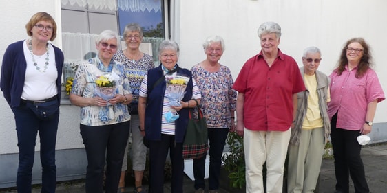 Marianne Warninghoff (v.l.n.r.), neugewählte Kassenprüferin, Monika Scheel (ausgeschiedene Kassenprüferin), Kassenwartin Heidrun Wilmsmann, Schriftführerin Inge Sakuth, Brigitte Potthoff (Beisitzerin), Pfarrerin i.R. Inge Rethemeier (Vorsitzende des Frauenhilfsbezirksverbandes Lüdenscheid-Volmetal), Brigitte Halbhuber (Beisitzerin) und Bezirkspfarrerin Ramona Winkler-Rudzio. (Foto: Ingrid Weiland)