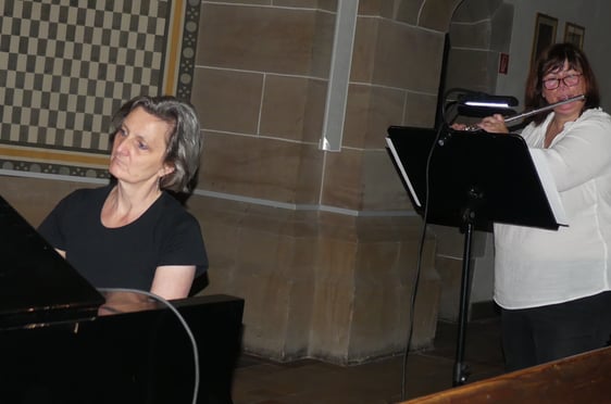 Andrea Ertz am Flügel und Petra Kallweit mit Querflöte kamen neben anderen Instrumentalisten ebenfalls zum Einsatz. (Foto: Ingrid Weiland)
