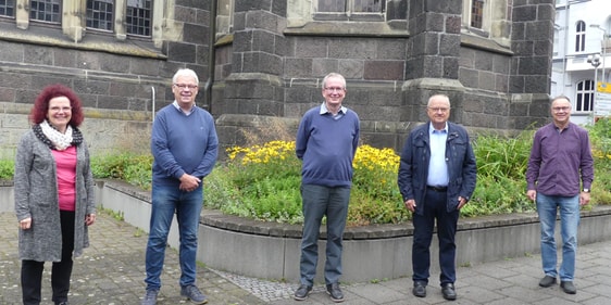 Die Mitglieder des Stiftungsrats der Stiftung „Gemeinde für Christus“ der Christuskirchengemeinde: (v.l.n.r.) Claudia Adams-Kuhbier, Frank Graeve (letztes verbliebenes Gründungsmitglied), Martin Koch (neuer Vorsitzender), Karl Heinz Helmes (bisheriger Vorsitzender) und Martin Reininghaus, der als stellvertretender Vorsitzender im Amt bleibt. (Foto: Ingrid Weiland)