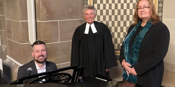 Stefan Scheidtweiler am Klavier, Pfarrerin Bärbel Wilde und Gemeindemitarbeiterin Ute Leitner gestalteten den Gottesdienst, der sich ungewöhnlich großen Zulaufs erfreute. (Foto: Ingrid Weiland)