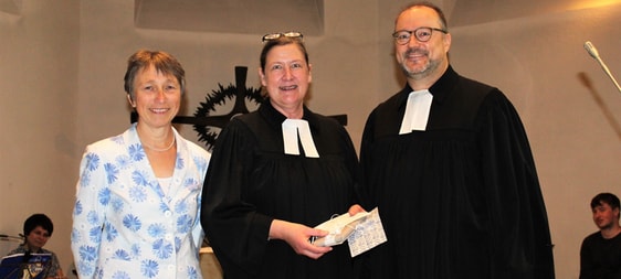 Verabschiedung beim Gottesdienst in der Jesus-Christus-Kirche: Pfarrerin Petra Handke (mi.) mit Superintendent Dr. Christoph Grote und Presbyterin Gisela Koch, die für die Evangelische Gemeinde das Abschiedsgeschenk überreichte. (Foto: Klaus Schliek)