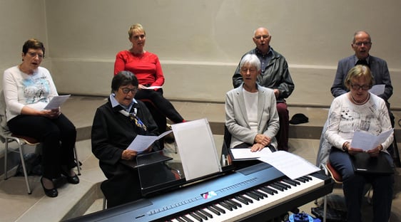 Die kirchenmusikalische Begleitung übernahmen Sängerinnen und Sänger des evangelischen Kirchenchores und Mitglieder des Posaunenchores. (Foto: Klaus Schliek)