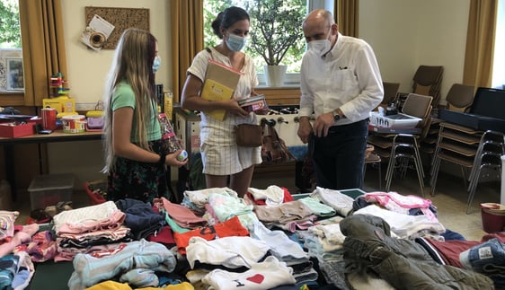 Beim Kleiderbasar waren vor allen Kleidungsstücke für Kinder und Babys. (Foto: Ingrid Weiland)