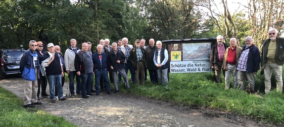 Eine Führung über den Waldlehrpfad des Hegerings Altena in Wiblingwerde – bei herrlichem Sommerwetter konnten die Männer der evangelischen Kirchengemeinden Oberrahmede und Rahmede auf einer 2 Kilometer langen Strecke den heimischen Wald mit allen Sinnen entdecken. (Foto: Ingrid Weiland)