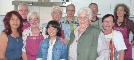 Das Küchen- und Helferteam mit Organisatorin Ruth Rabenschlag (Vierte von rechts) bei einem Einsatz Ende 2018. (Foto: Max Gerhard)